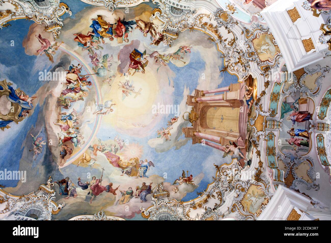 Fresko an der Decke der Wallfahrtskirche wies (Wieskirche). Es handelt sich um eine ovale Rokoko-Kirche bei Steingaden am Fuße der Alp Stockfoto
