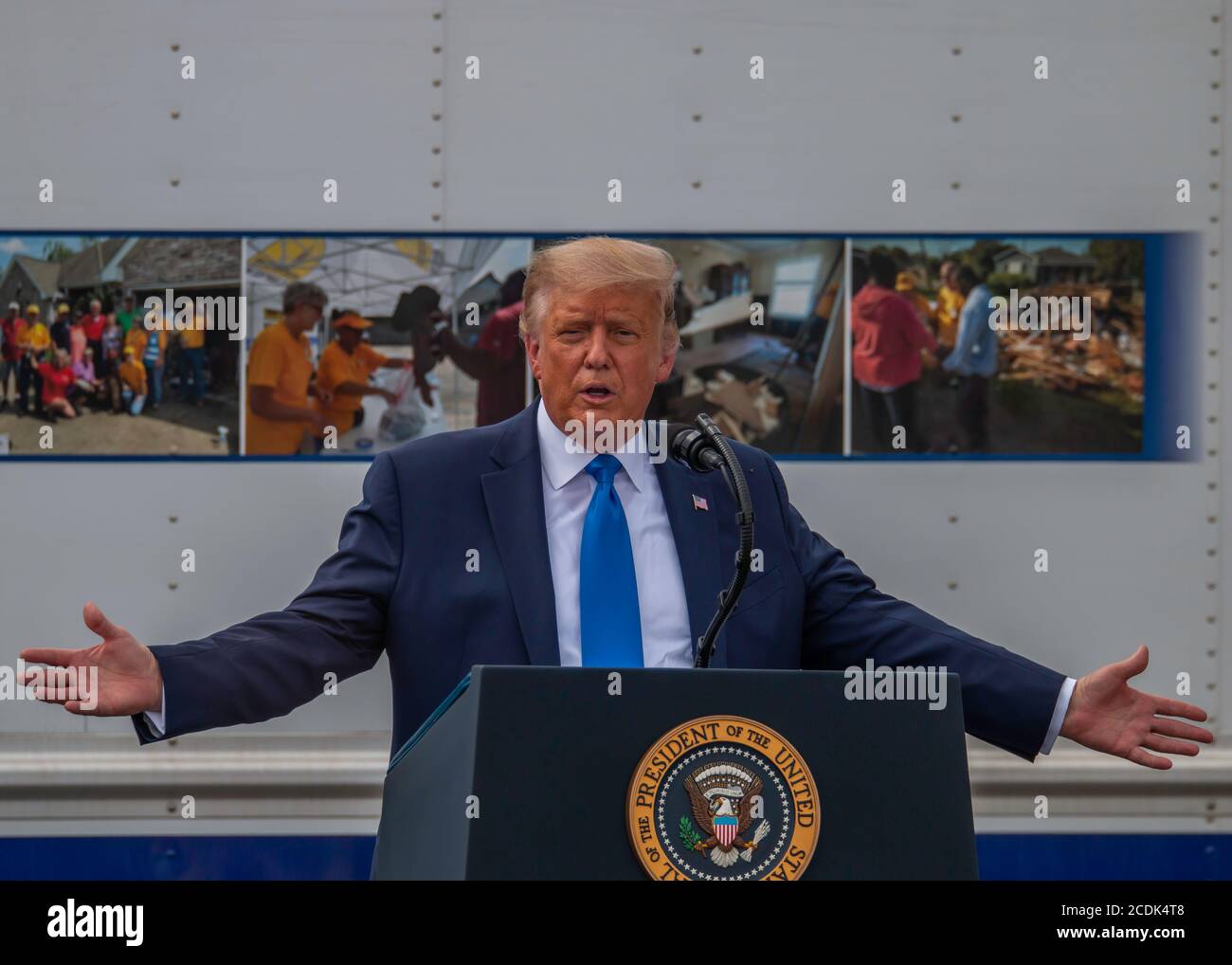 Präsident Trump breitet seine Arme aus, während er davon spricht Der Erfolg der Bauern zu Familien Food Box Fütterung Programm Stockfoto