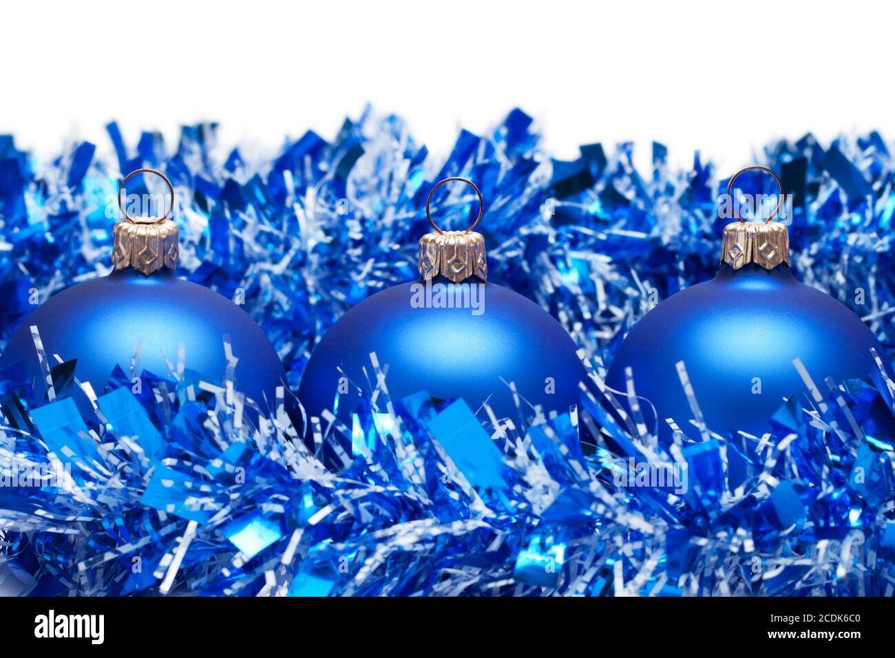 Blaue weihnachtskugeln mit Lametta isoliert über whi Stockfoto