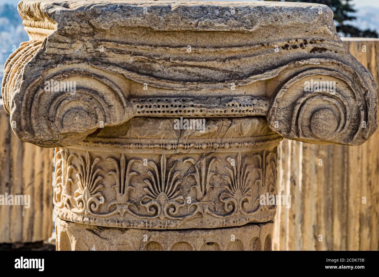 Detail der Spalte bleibt mit seinem ionischen Kapital mit Schriftrollen und blüht auf der Akropolis von Athen. Athen. Griechenland. Stockfoto