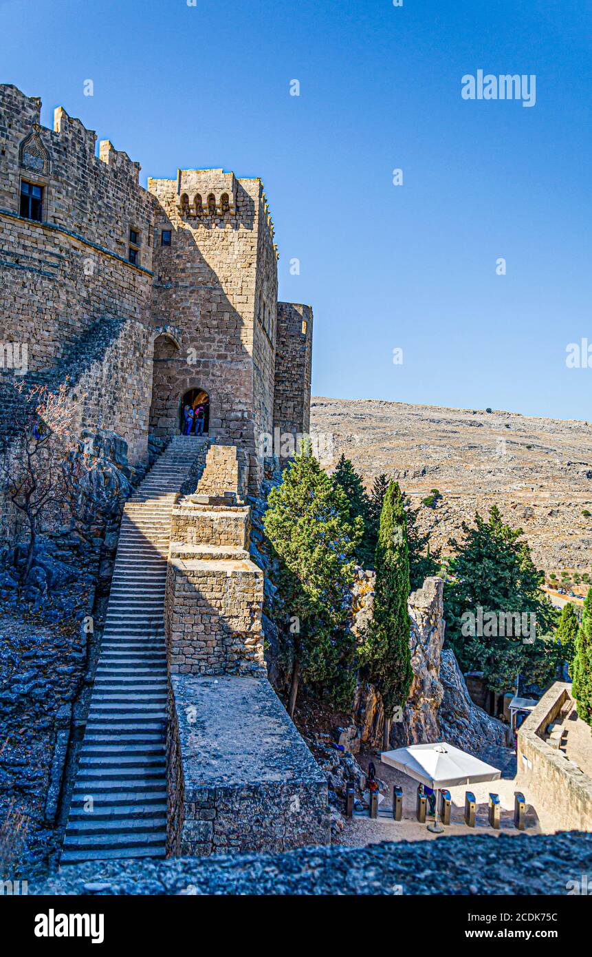 Eintritt in die historische Burg des Kreuzritters Ritter des Ordens des Heiligen Johannes von Jerusalem Krankenhaus in Lindos Stadt. Insel rhodos. griechenland Stockfoto