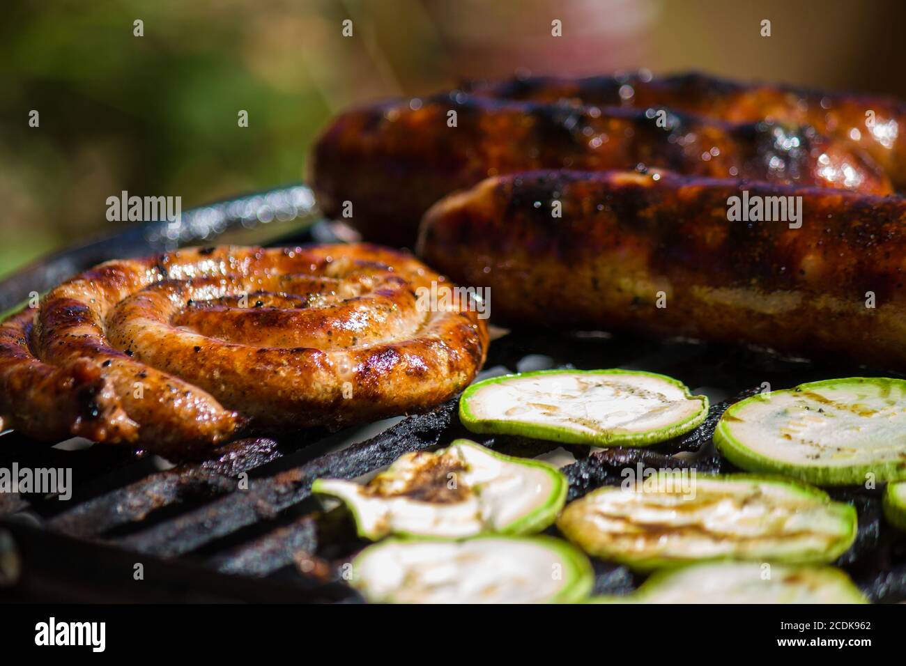 Fleisch auf dem Grill mit grillmarks Stockfoto