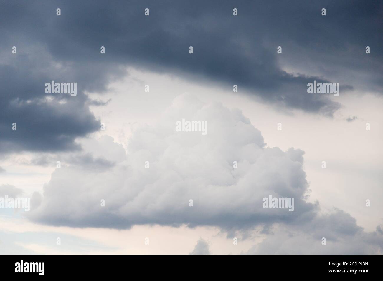 Dramatische graue Wolken am Himmel. Schöner grau-weiß-bewölkter Himmel Stockfoto