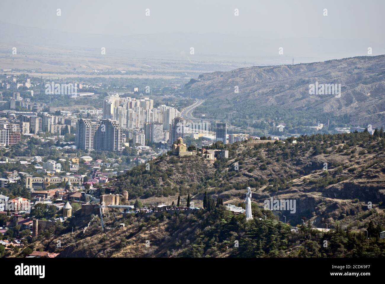 Panoramablick auf Tiflis vom Berg Mtasminda: Sololaki Hügel, Kartlis Deda Denkmal, Narikala Festung und St. Nikolaus Kirche. Republik Georgien. Stockfoto