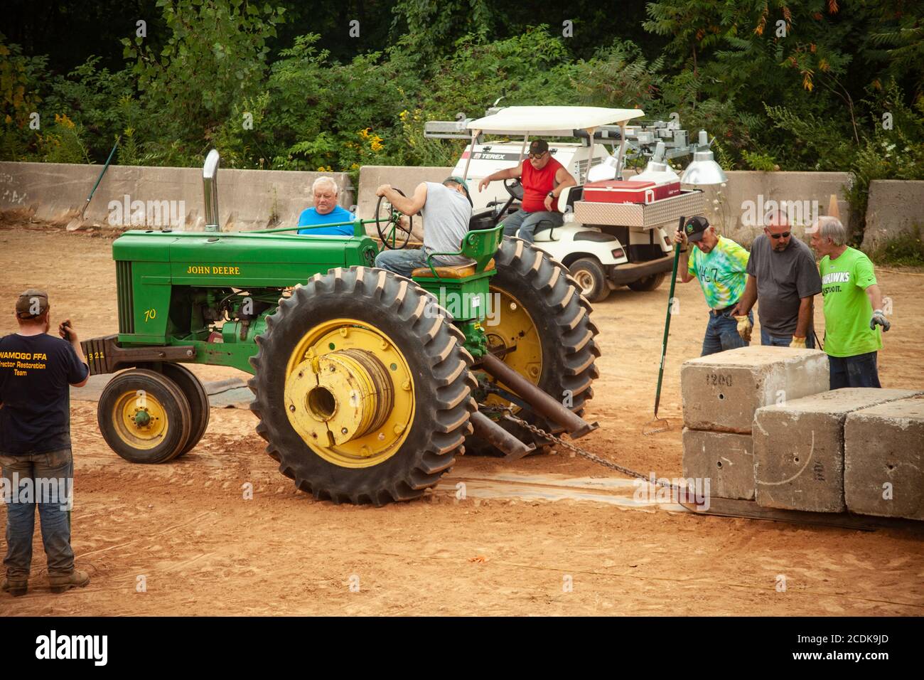 Der Traktor zieht Betonblöcke auf der Goshen Messe am Labor Day. Stockfoto