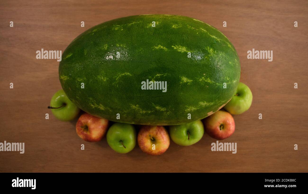 Frisches Obst auf dem Tisch Stockfoto