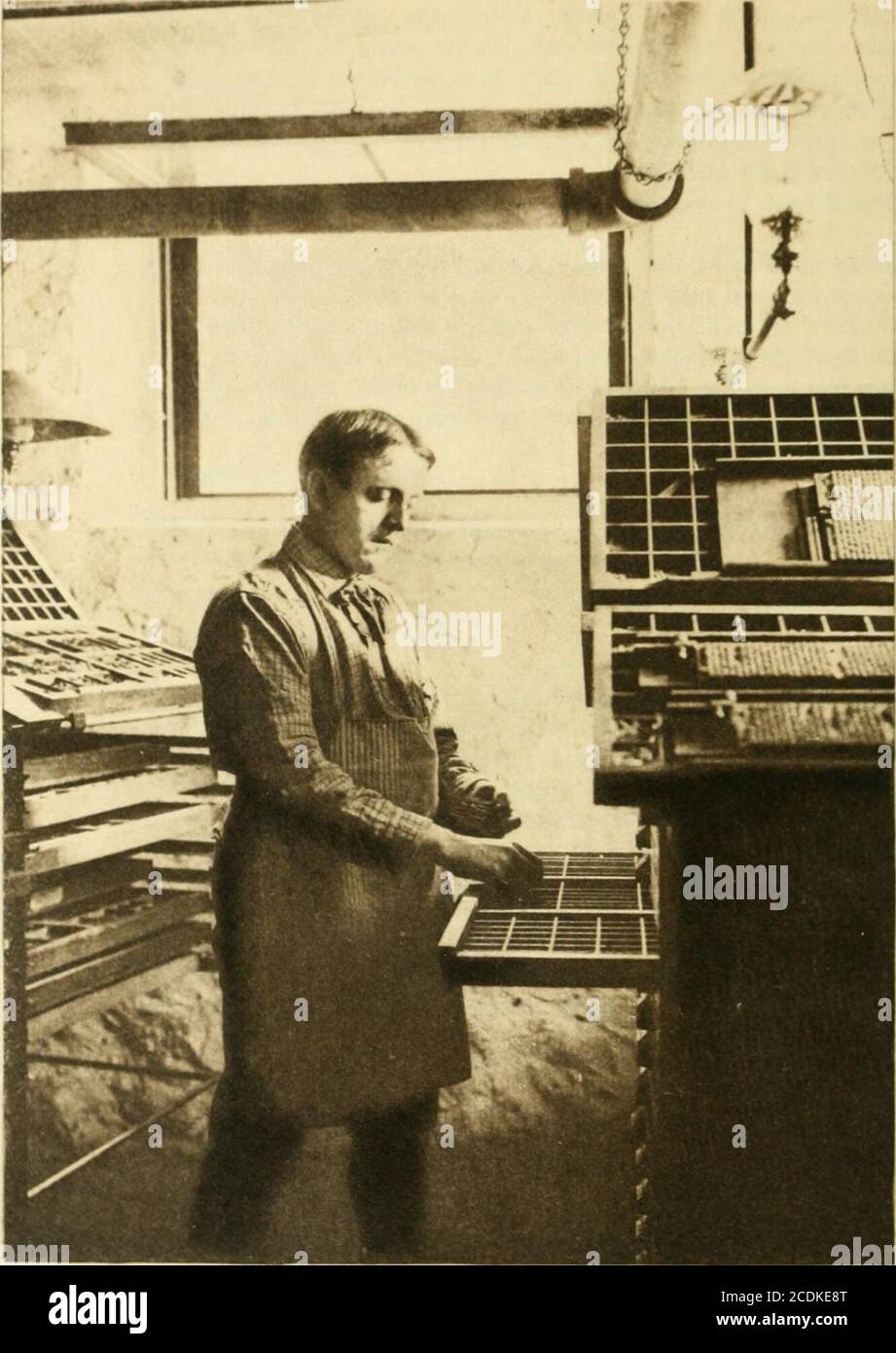 . Die Roycroft Bücher; ein Katalog und einige Kommentare über den Laden und die Arbeiter in East Aurora, N.Y . zu denken, dass ich alle letzte Woche in Buffalo verbracht und nicht aus, um Bogen sehen Sie es tun. ELLEN TERRY, Pittsburg, 4. Dezember 1897. T^ODER den beiliegenden Scheck senden Sie mir bitte einen weiteren • Rubaiyat.. Die*• liebevolle Pflege, die Sie auf Ihre Arbeit ich hoffe, dh nicht ohne ihre gebührende Belohnung. JOHN L. STODDARD, New York, 27. Juli 1898. T SAT im Warteraum der Central Station in Buffalo & Heard?*• der Gate-Mann rufen Alle an Bord für Ebenezer, Elma, Arcade, Oleaui, und EAST AURORA ! Ein großer Kehle kam zu meinem Herzen bei menti Stockfoto