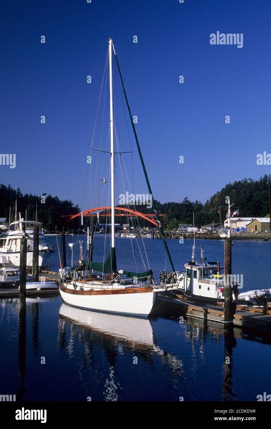 Segelboot mit Red Bridge, La Conner, Washington Stockfoto