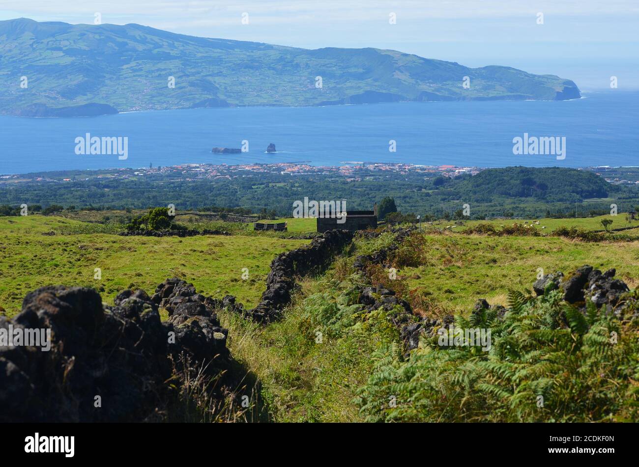 Faial Insel gesehen von Pico über den Faial-Pico Kanal, Azoren Archipel, Mittelatlantik Stockfoto