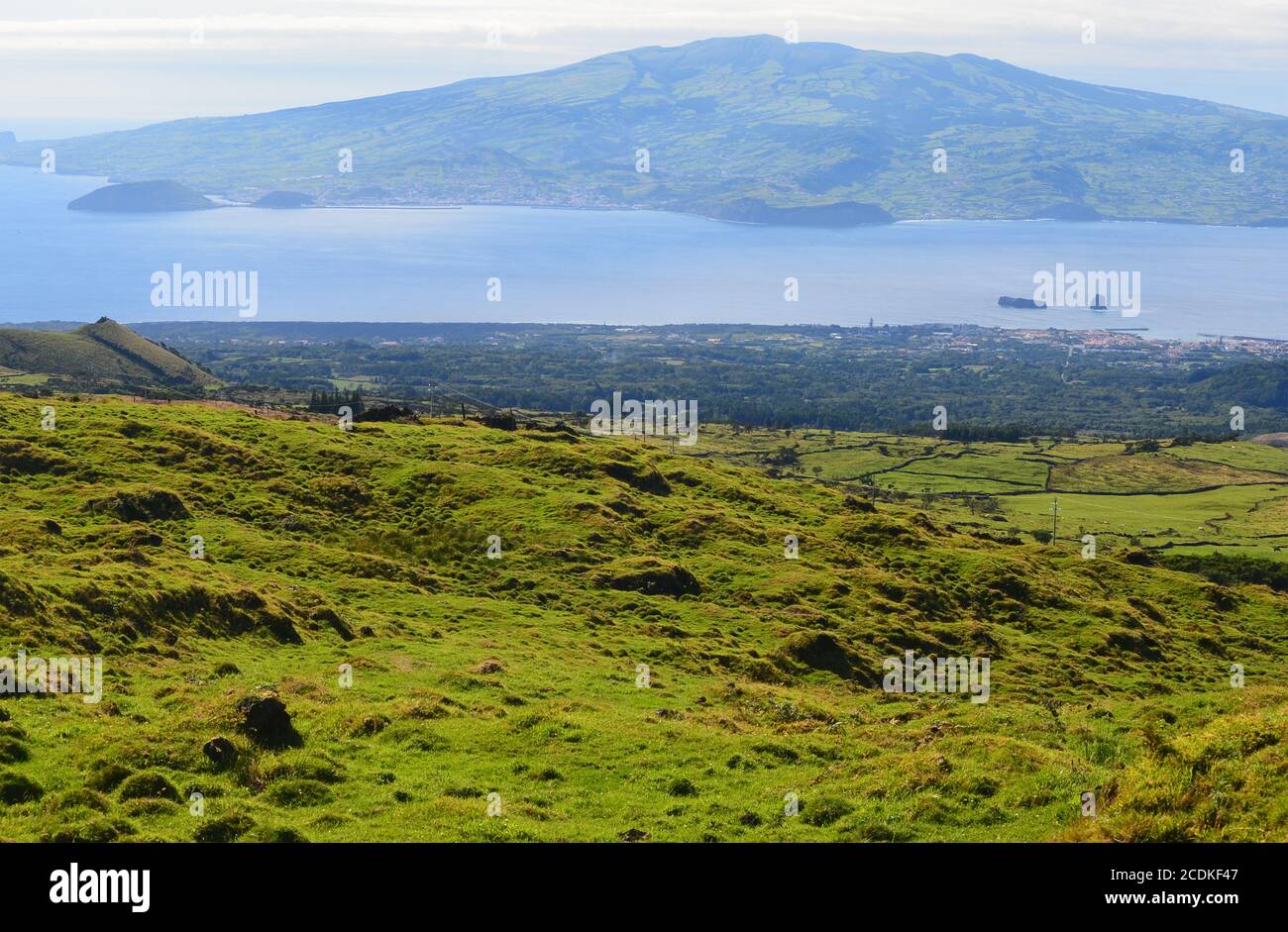 Faial Insel gesehen von Pico über den Faial-Pico Kanal, Azoren Archipel, Mittelatlantik Stockfoto