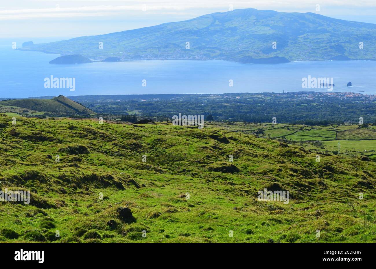 Faial Insel gesehen von Pico über den Faial-Pico Kanal, Azoren Archipel, Mittelatlantik Stockfoto