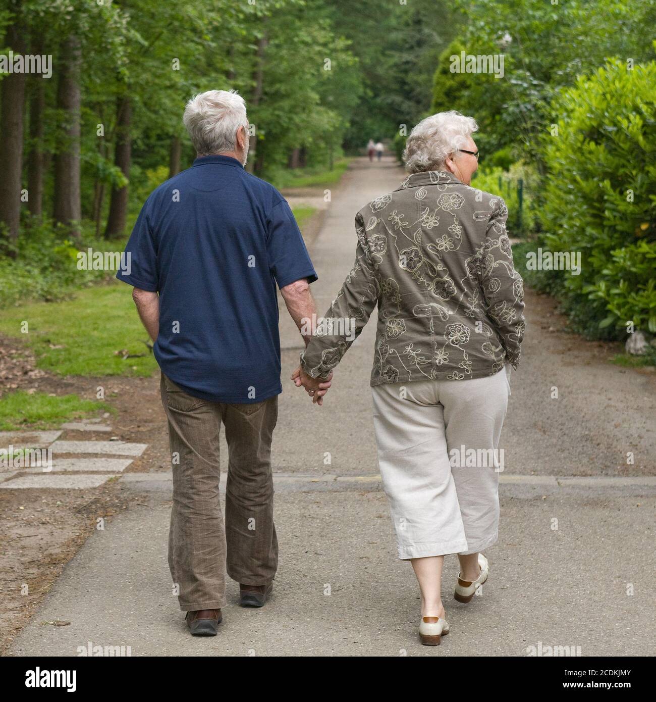 Älteres paar hand in hand gehen Stockfoto