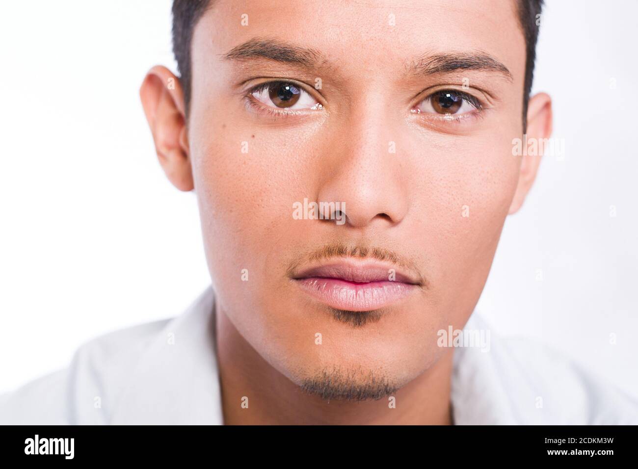 Neutral aussehender indonesischer junger Mann Stockfoto