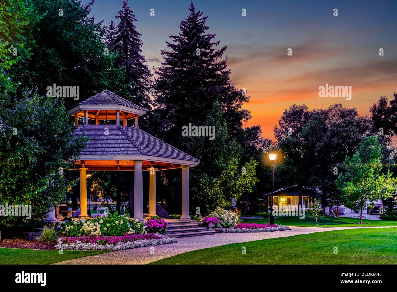 Ein Pavillon im Bethel Heritage Park beleuchtet bei Nacht in Winkler, Manitoba, Kanada. Stockfoto