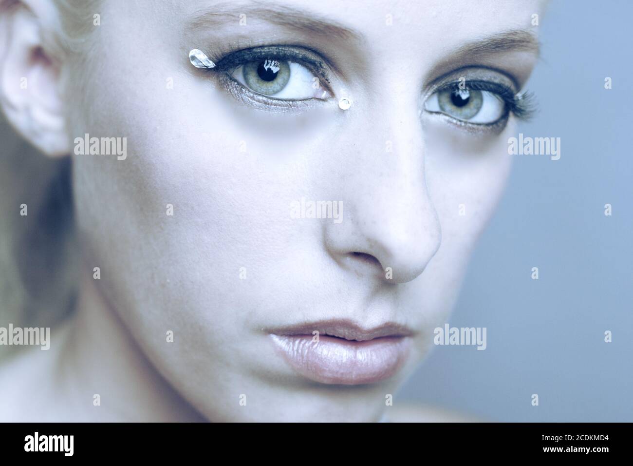 Schöne Blondine in blau Stockfoto