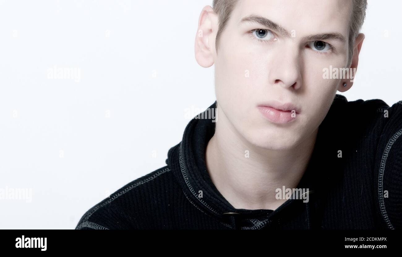 Natürliche junge Porträt suchen wütend Stockfoto