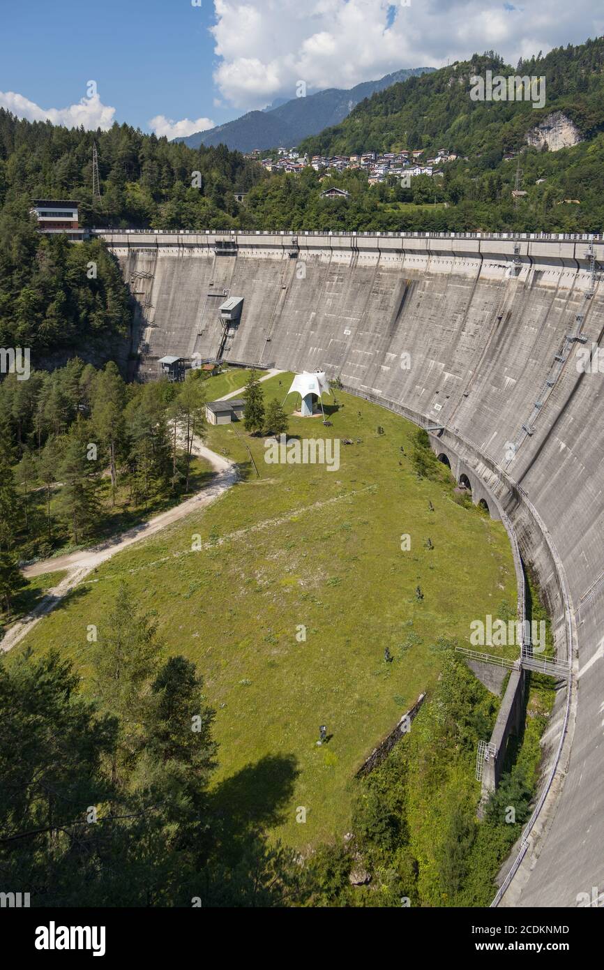 PIEVE DI CADORE, VENETIEN/ITALIEN - AUGUST 10 : Blick auf den Damm von Pieve di Cadore, Venetien, Italien am 10. August 2020 Stockfoto