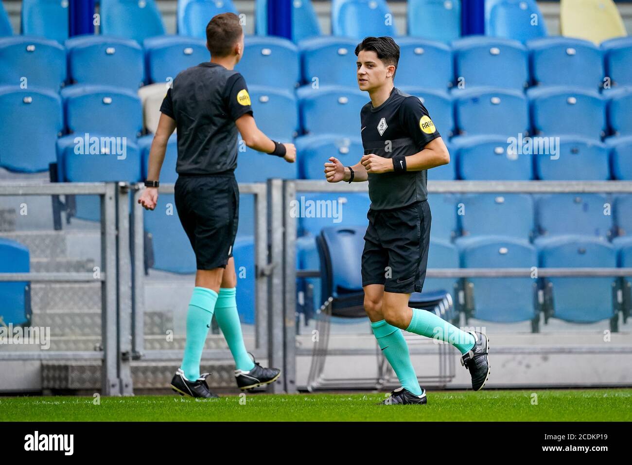 ARNHEM, NIEDERLANDE - 28. AUGUST: Schiedsrichter Jonathan van Dongen vor dem Vorsaison-Spiel zwischen Vitesse und Fortuna Düsseldorf am 28. August 2020 in Arnhem, Niederlande. *** Ortsüberschrift *** Jonathan van Dongen Stockfoto