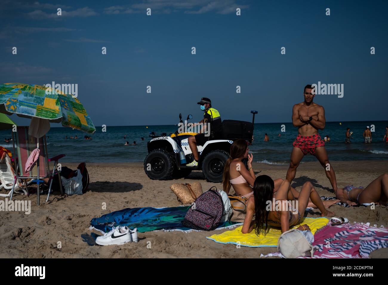 Alicante, Spanien. August 2020. Lokale Polizei Patrouille in San Juan Strand von Alicante als COVID-19 Fälle in Spanien zunehmen. Quelle: Marcos del Mazo/Alamy Live News Stockfoto