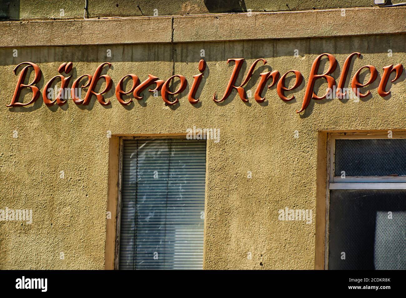 Alte Briefe an einer Wand Stockfoto