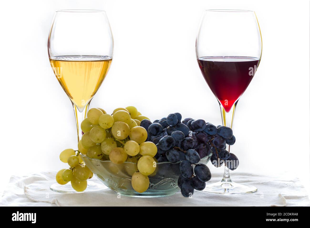 Traube mit rot- und Weißwein isoliert auf weißem Hintergrund Stockfoto