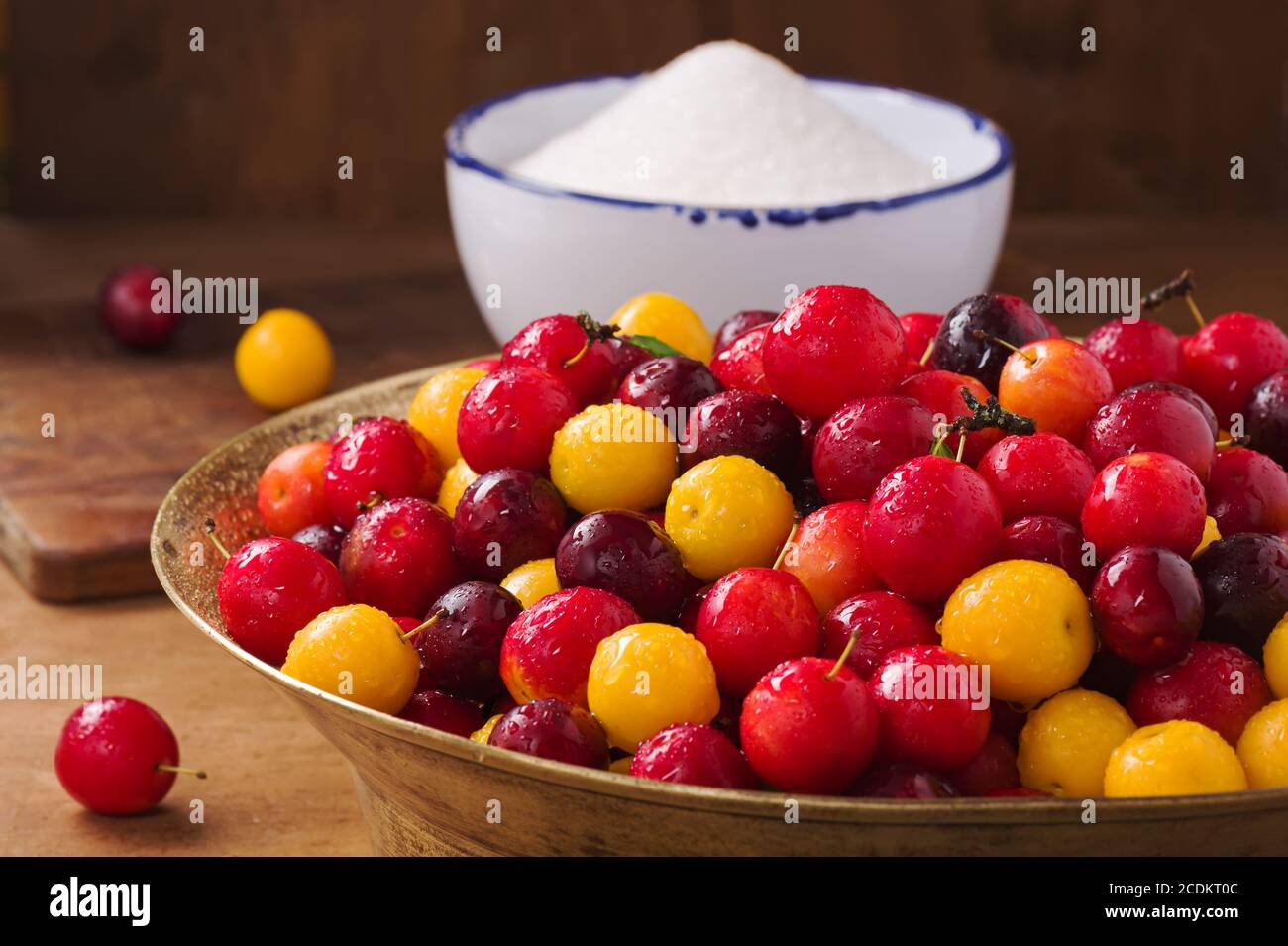 Frische Pflaumen drei Sorten in einem Kupferbecken Stockfoto