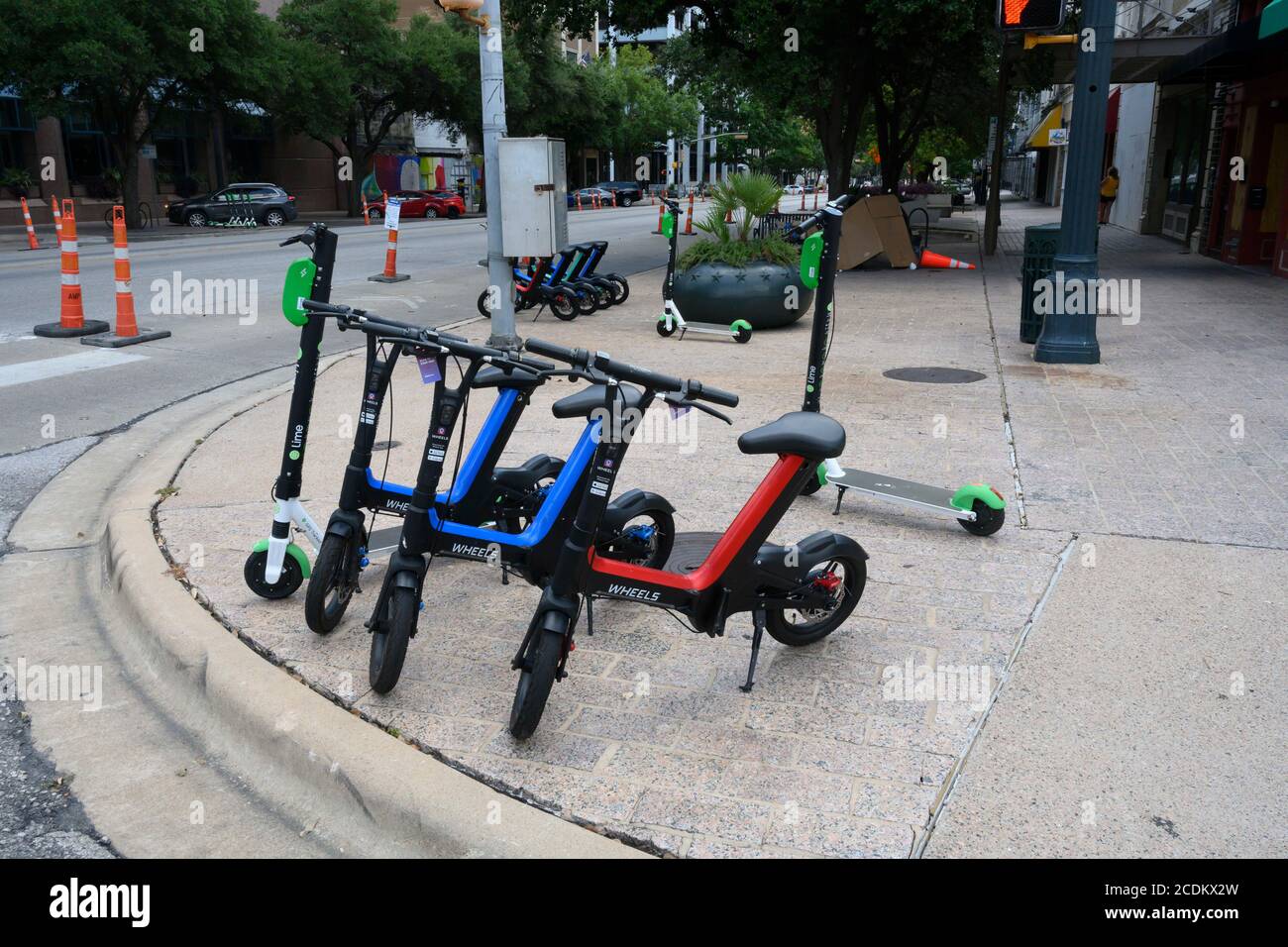 Ein Gig Arbeiter platziert Lime Scooter in der Innenstadt von Austin im August 2020. Stockfoto