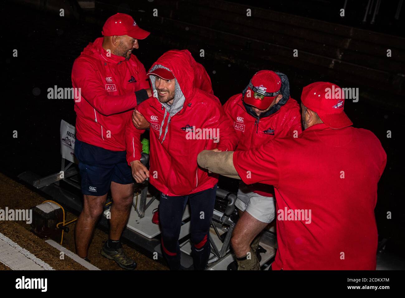 Das vierköpfige Team, das den MND herausfordert, geht an der Ziellinie aus dem Pedalo, nachdem es einen Guinness-Weltrekord gebrochen hat, um in der schnellsten Zeit aller Zeiten die Themse (128 Meilen) in einem Pedalo zu bereisen. Das Team ist von Lechlade nach Teddington Lock gereist, um den aktuellen Guinness-Weltrekord für die Leistung zu brechen, die derzeit bei vier Tagen, 12 Stunden, 49 Minuten und 17 Sekunden liegt - erreicht von einem Team von vier im Jahr 2018. Stockfoto