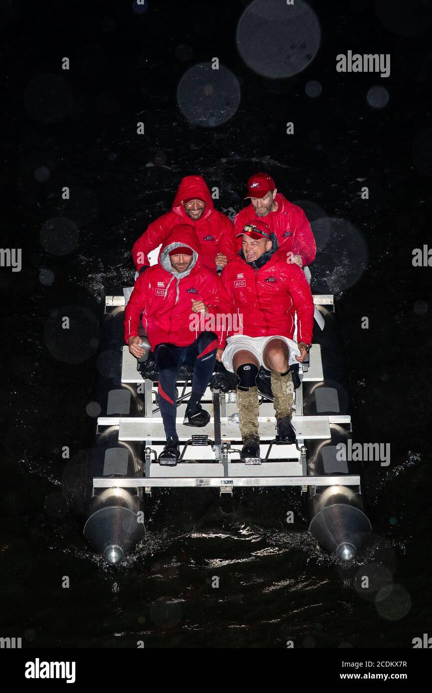 Das vierköpfige Team, das den anspruchsvollen MND repräsentiert, überquert die Ziellinie, nachdem es einen Guinness-Weltrekord gebrochen hat, um in der schnellsten Zeit aller Zeiten die Themse (128 Meilen) in einem Pedalo zu bereisen. Das Team ist von Lechlade nach Teddington Lock gereist, um den aktuellen Guinness-Weltrekord für die Leistung zu brechen, die derzeit bei vier Tagen, 12 Stunden, 49 Minuten und 17 Sekunden liegt - erreicht von einem Team von vier im Jahr 2018. Stockfoto
