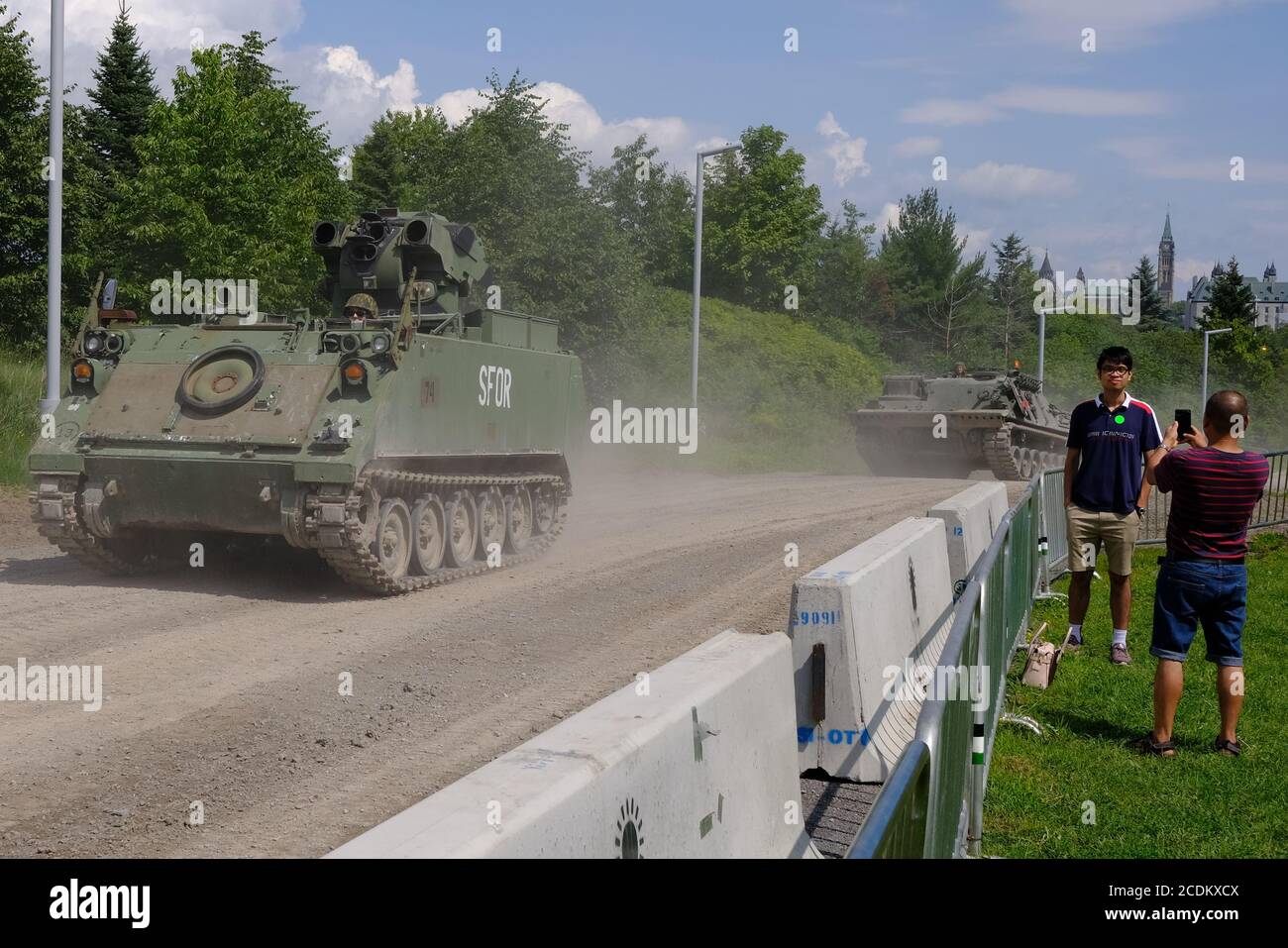 Kleine (COVID-eingeschränkte) Menschenmassen bei der kostenlosen Demonstration eines Militärfahrzeugs im Canadian war Museum, Ottawa, Ontario, Kanada. Stockfoto