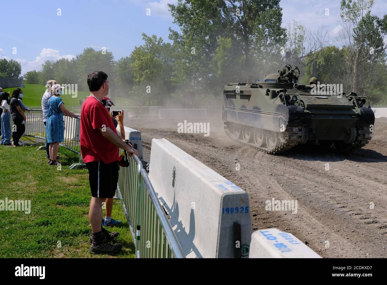 Kleine (COVID-eingeschränkte) Menschenmassen bei der kostenlosen Demonstration eines Militärfahrzeugs im Canadian war Museum, Ottawa, Ontario, Kanada. Stockfoto