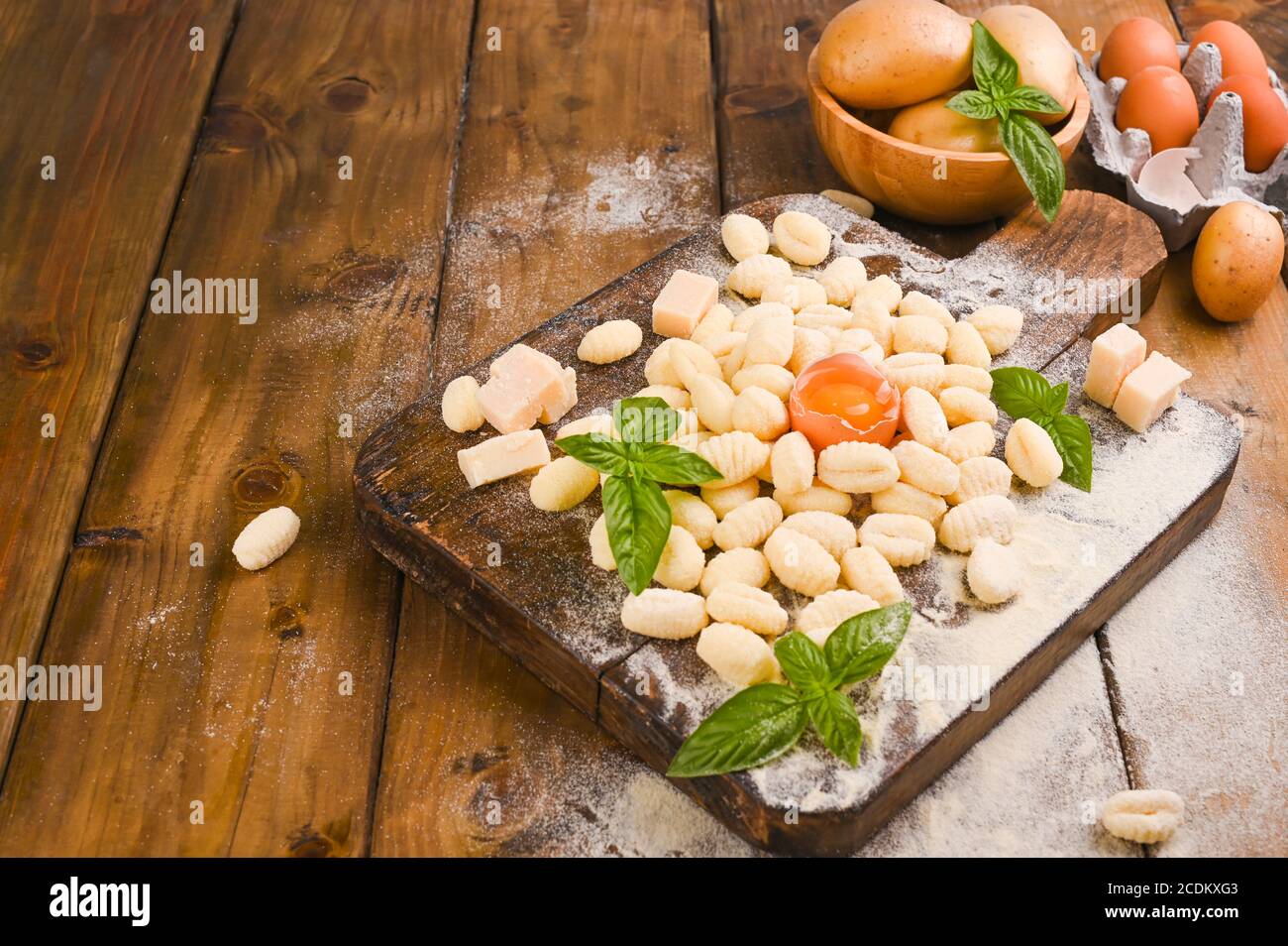 Gnocchi mit Kartoffeln. Traditionelle italienische Küche aus Rom, Sardinien, süditalien. Hausgemachte Gnocchi mit Parmesan, Ei, Maismehl (Grieß). Auf einem Holztisch. Hochwertige Fotos. Speicherplatz kopieren Stockfoto