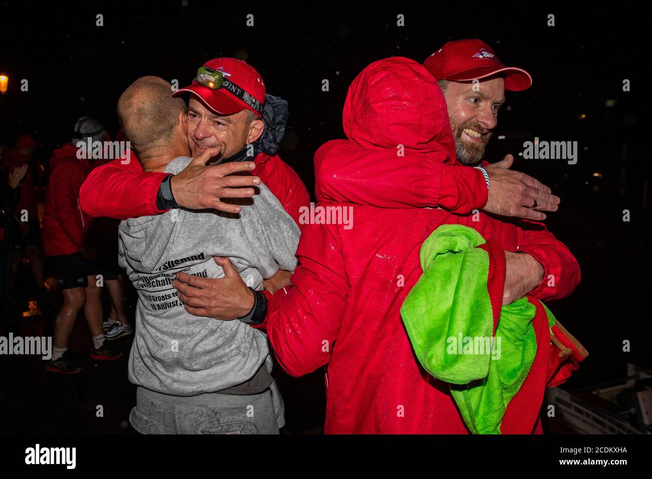 Das vierköpfige Team, das den MND repräsentiert, feiert, nachdem es einen Guinness-Weltrekord gebrochen hat, um die Themse (128 Meilen) in der schnellsten Zeit aller Zeiten im Pedalo zu bereisen. Das Team ist von Lechlade nach Teddington Lock gereist, um den aktuellen Guinness-Weltrekord für die Leistung zu brechen, die derzeit bei vier Tagen, 12 Stunden, 49 Minuten und 17 Sekunden liegt - erreicht von einem Team von vier im Jahr 2018. Stockfoto