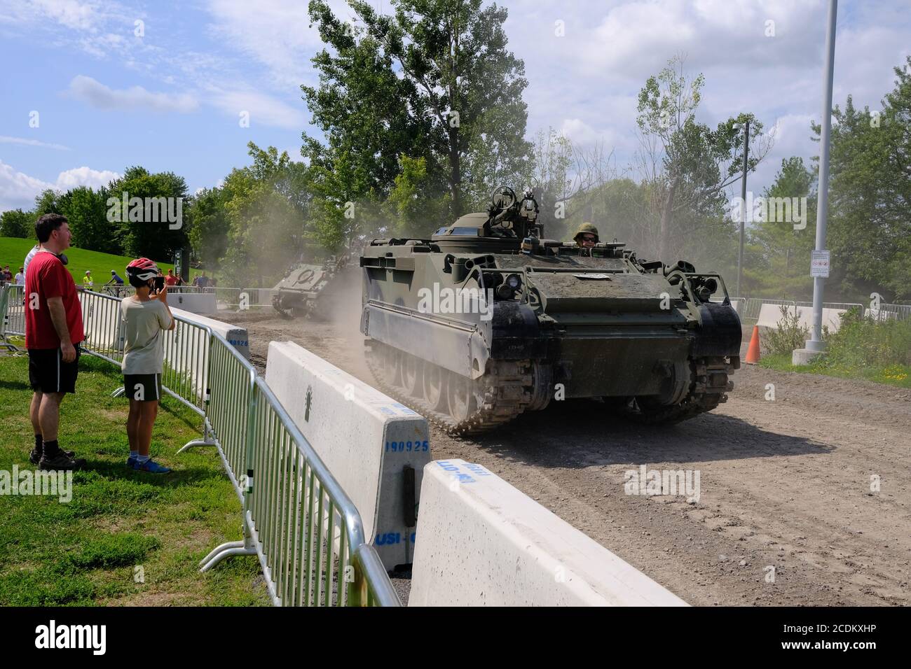 Kleine (COVID-eingeschränkte) Menschenmassen bei der kostenlosen Demonstration eines Militärfahrzeugs im Canadian war Museum, Ottawa, Ontario, Kanada. Stockfoto