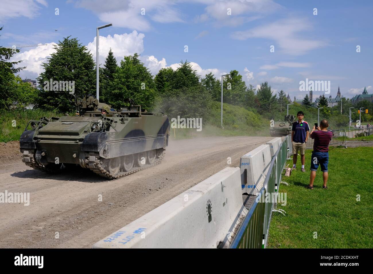 Kleine (COVID-eingeschränkte) Menschenmassen bei der kostenlosen Demonstration eines Militärfahrzeugs im Canadian war Museum, Ottawa, Ontario, Kanada. Stockfoto