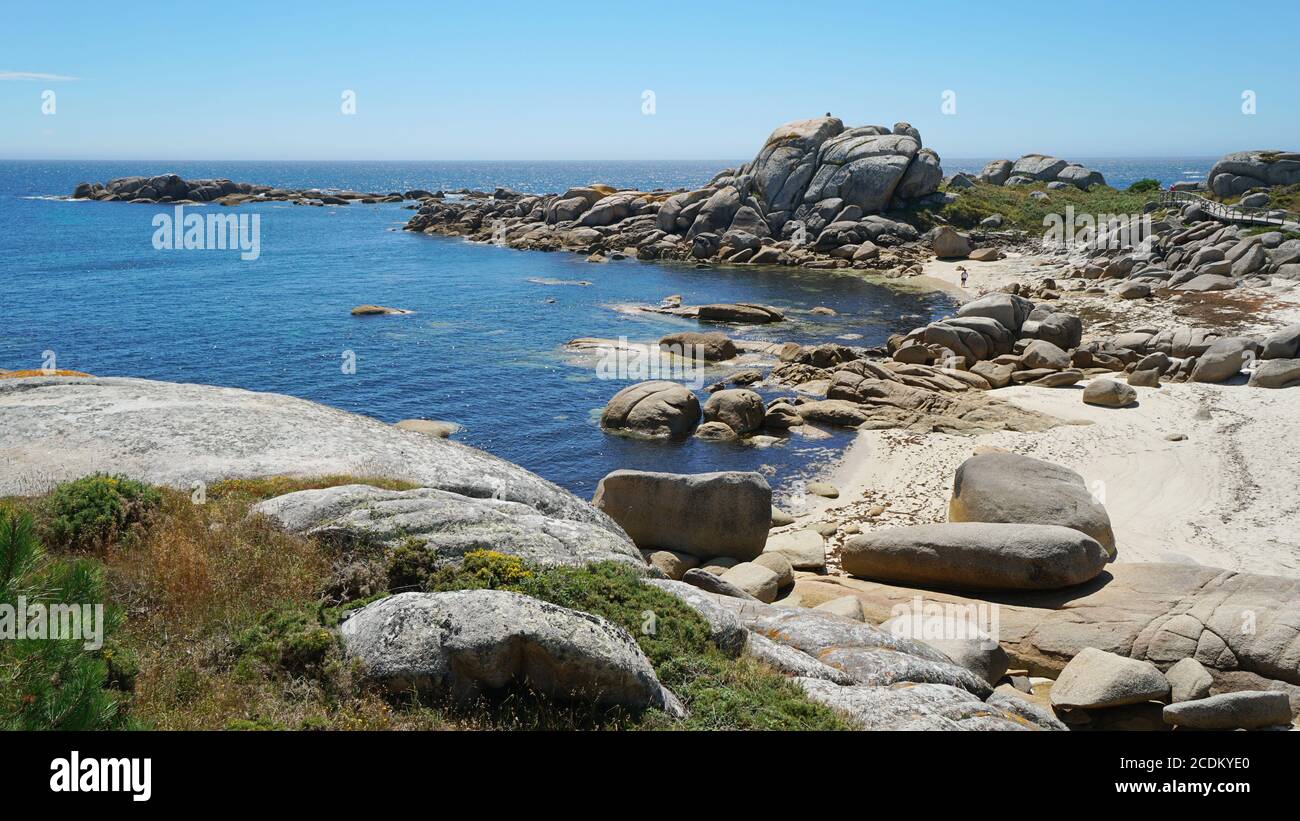 Felsbrocken und Sandstrand an der Küste von Galicien, Spanien, Atlantik, Provinz Pontevedra, Praia Abelleira, San Vicente do Grove Stockfoto