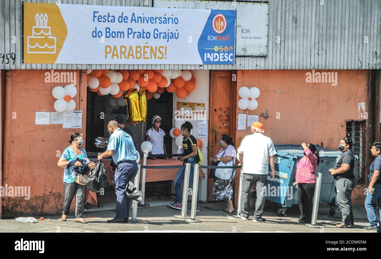 Sao Paulo, Sao Paulo, Brasilien. August 2020. (INT) Bewegung der Menschen, um Bom Prato, Regierung subventionierte Restaurant eingeben. 28. August 2020, Sao Paulo, Brasilien: Bewegung der Menschen in Bom Prato gehen, ein beliebtes staatlich subventioniertes Restaurant in der Region Grajau, in der südlichen Zone von Sao Paulo, und mit hohen Temperaturen von 31Ã‚ÂºC (87.8 Grad Fahrenheit) zeigt auf den Thermometern in der Nähe des beliebten Restaurants.Kredit : Adeleke Anthony Fote /Thenews2 Quelle: Adeleke Anthony Fote/TheNEWS2/ZUMA Wire/Alamy Live News Stockfoto