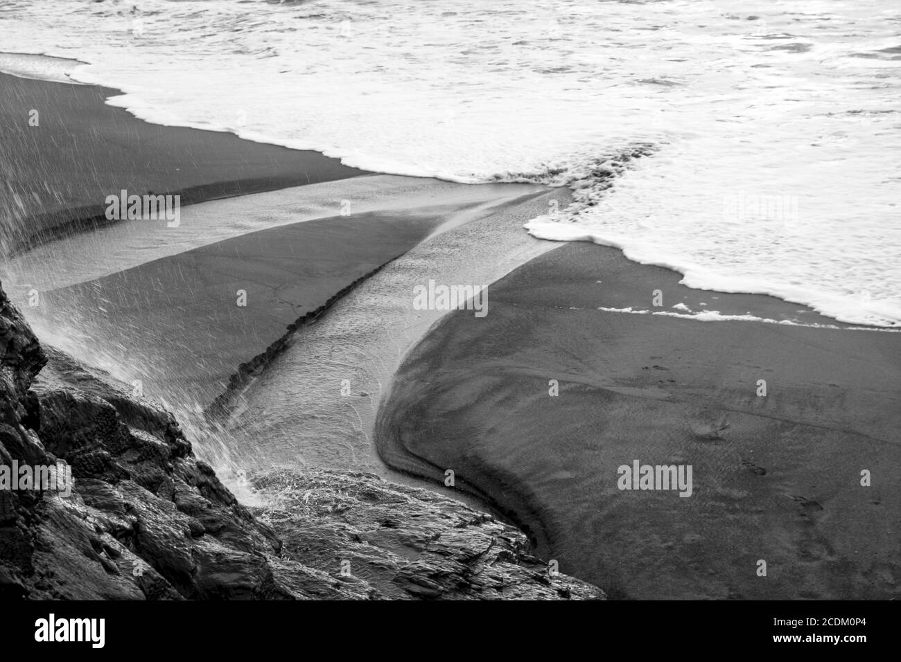 Frisches Wasser fließt in den Ozean am Fuße der Alamere Falls in Point Reyes National Seashore. Stockfoto