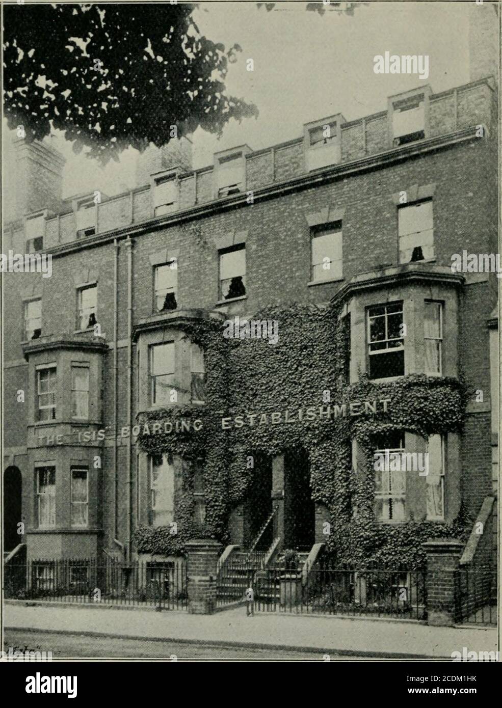 . Alden's Oxford Guide: Mit Schlüssel-Plan der Universität und Stadt, und zahlreiche Stiche. Kabinett Hersteller, Polsterer, Teppich Faktoren, Haus Dekoratoren Und Komplette Haus Furnisher. Möbellager und Removalsdurchgeführt, um alle Teile von England. Alleinvertreter für Liberty Art Stoffe und orientalische Waren. DIE AUSSTELLUNGSRÄUME SIND DIE GRÖSSTEN IN DEN MIDLANDS. Besucher von Oxford sind eingeladen, den Bocardo Tower zu besichtigen, wo die Diebe vor der Verbrennung auf dem Scheiterhaufen begrenzt waren; dieses interessante Relikt liegt neben ihren HauptShowrooms. Das *MSIS Boarding: Einrichtung, Stockfoto