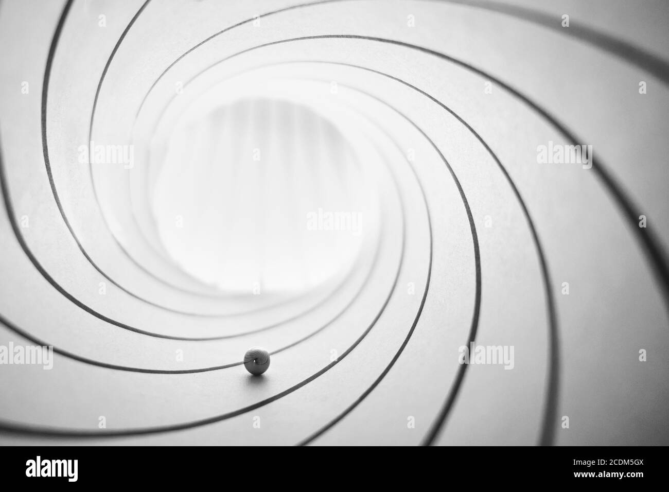 Metallkugel auf einer Perspektive von Linien, Makrofotografie in Schwarz-Weiß Stockfoto