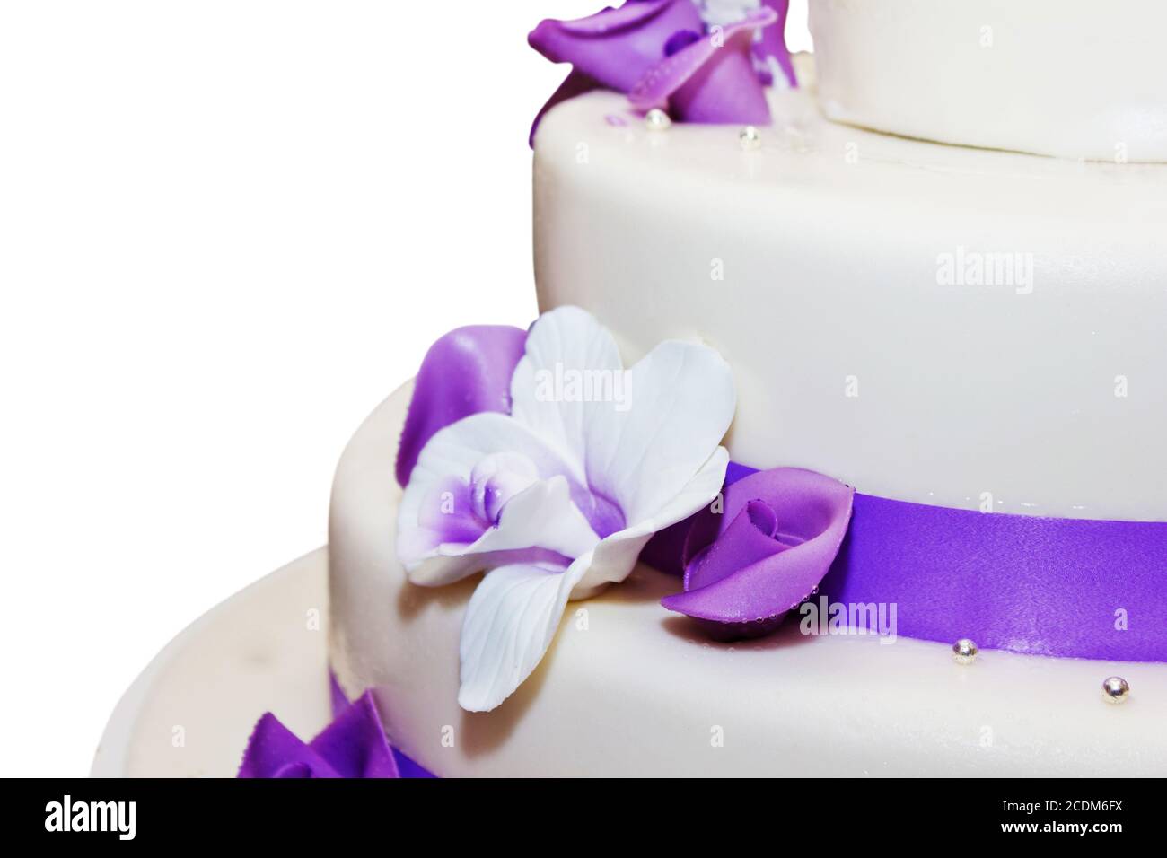 Hohen Hochzeitstorte mit lila Streifen und Blume Dekorationen Stockfoto