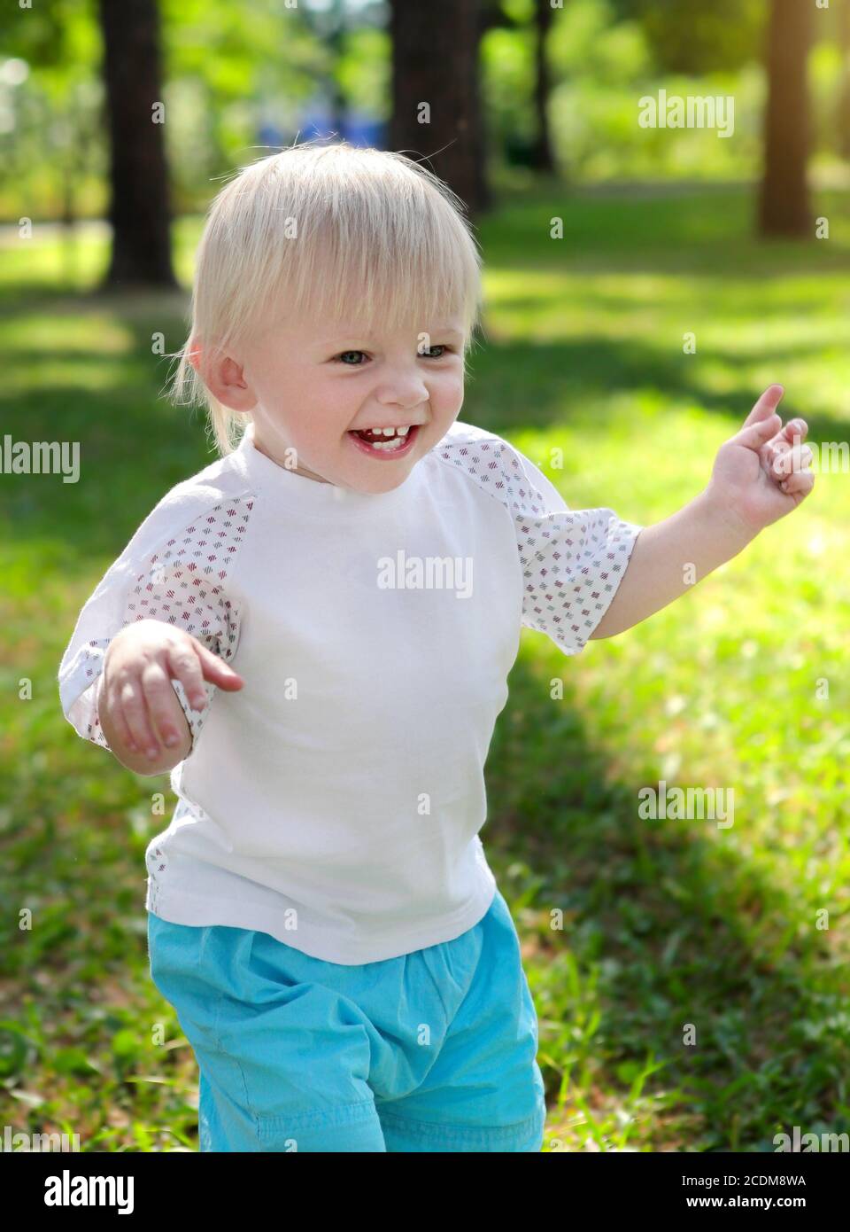 Happy Baby Boy im Freien Stockfoto