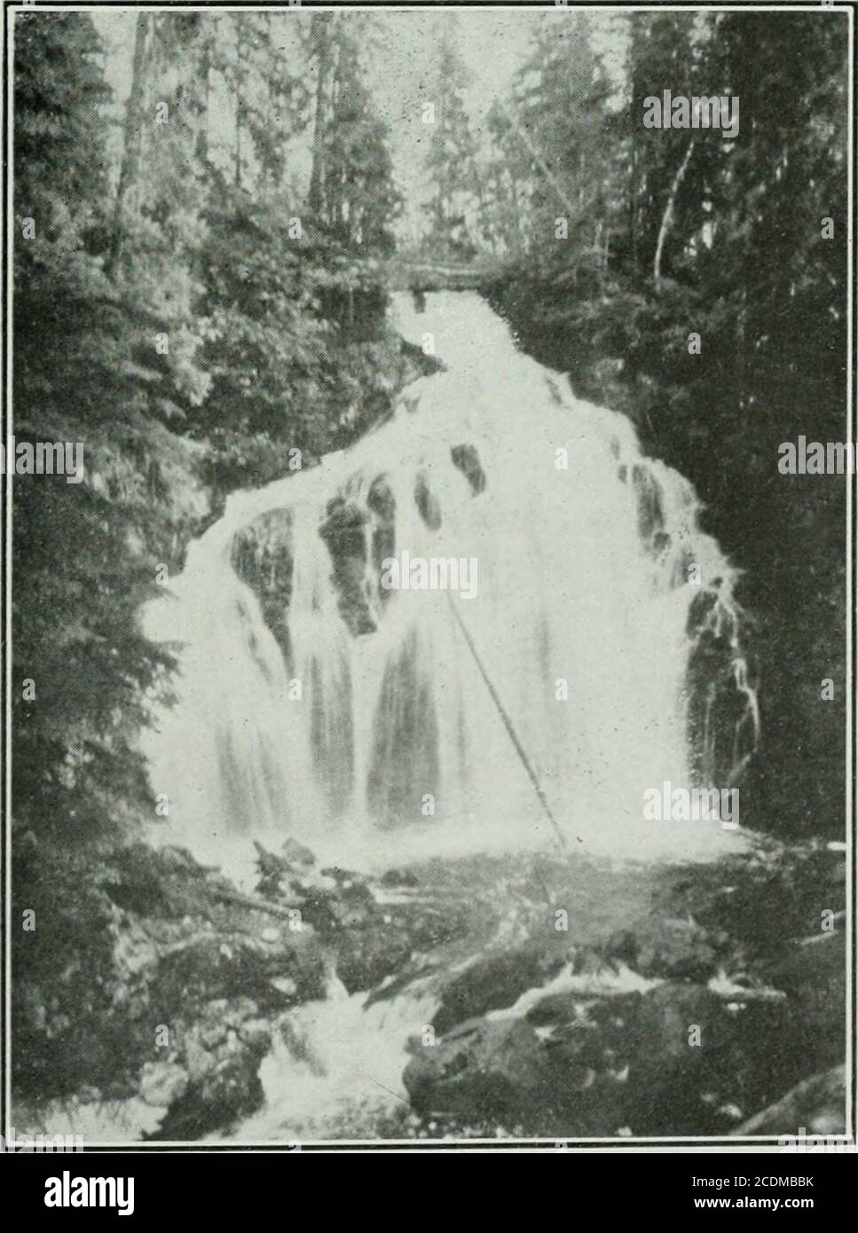 . Jahresbericht . Abb. 73.- Blick vom hohen Hügel nach Nordosten des Obushkong Sees, zeigt Davidson und Obushkong Seen.. Abb. 74.- Bridal Veil Falls, östlicher Abzweig, Waboose Creek. 170 Bureau of Mines No. 4 Cobalt Series Quarzit, arkose, oberes Konglomerat, Grauwacke-Schiefer, Quarzit, unteres Konglomerat. Große Unkonformität Laurentian Syenit und Granit, aufdringlich in die Keewatin aber nicht in die Kobalt-Serie. Igneous Contact Keewatin ein igneous Komplex, bestehend hauptsächlich aus veränderten grundlegenden igneousrocKs mit einigen hellen Intrusionen und Eisenbildung. Die Temiskaming-Serie, die auftritt Stockfoto