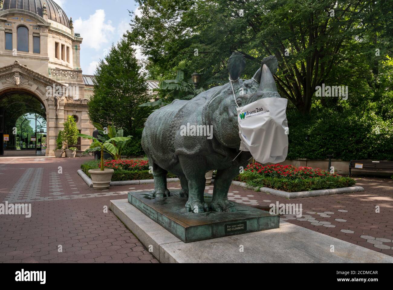 Rhino Skulptur mit Schutzmaske im Astor Court am Bronx Zoo Stockfoto