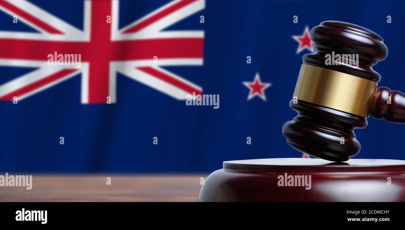 Justiz und Gerichtskonzept in Neuseeland. Richterhammer auf einem Flaggenhintergrund. Stockfoto