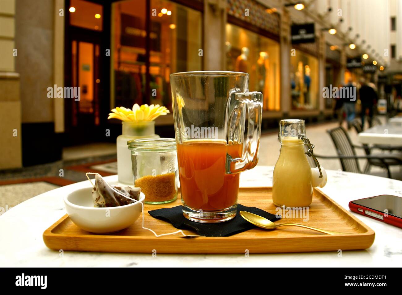 Eine Stillleben Komposition aus einem Tablett mit Kräutertee auf einem Marmortisch in einem vornehmen Café in einem geschlossenen Einkaufsboulevard. Stockfoto