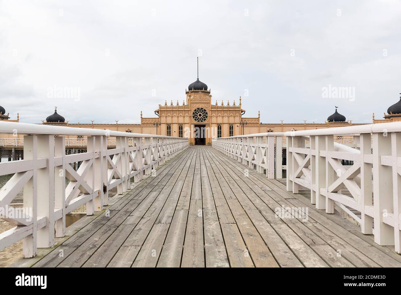 Lange Holzbrücke nach Kallbadhuset Varberg, Kaltbadhaus und Sauna, maurischer Baustil, Varberg, Halland, Kattegat, Schweden Stockfoto