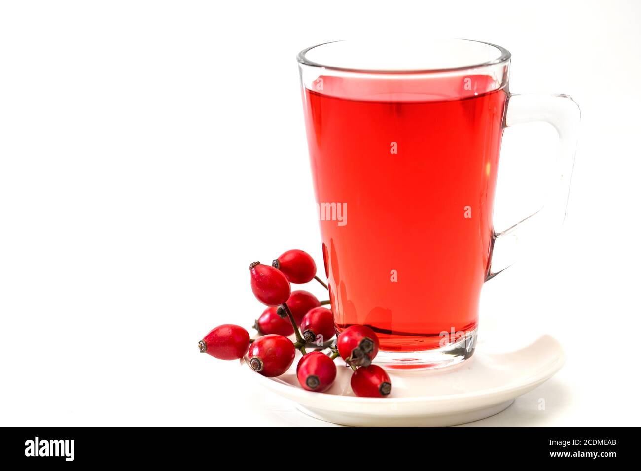 Glas der Hagebutte Tee isoliert auf weißem Hintergrund.  Tisane Stockfoto