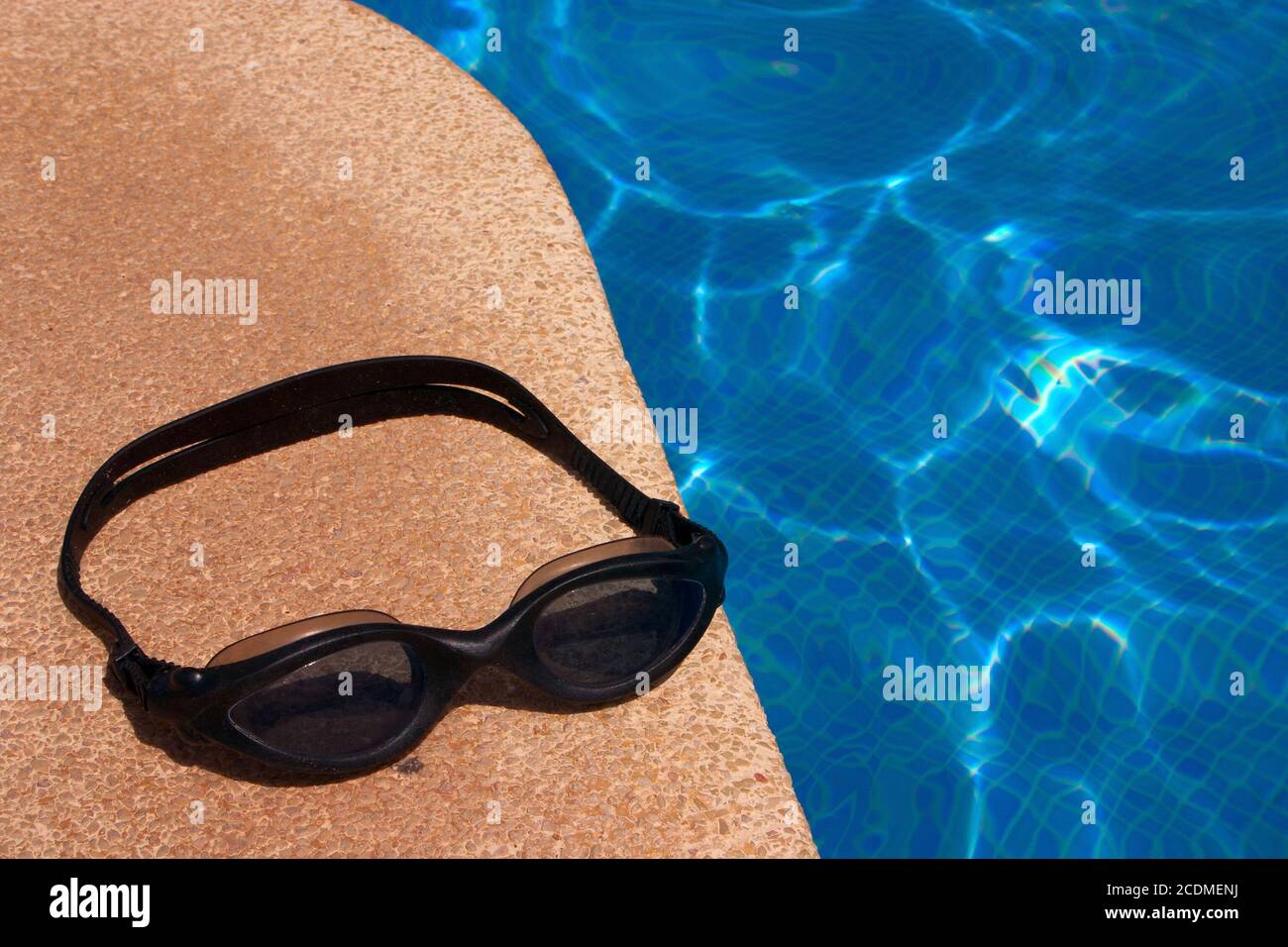 Taucherbrillen am Pool - 1 Stockfoto