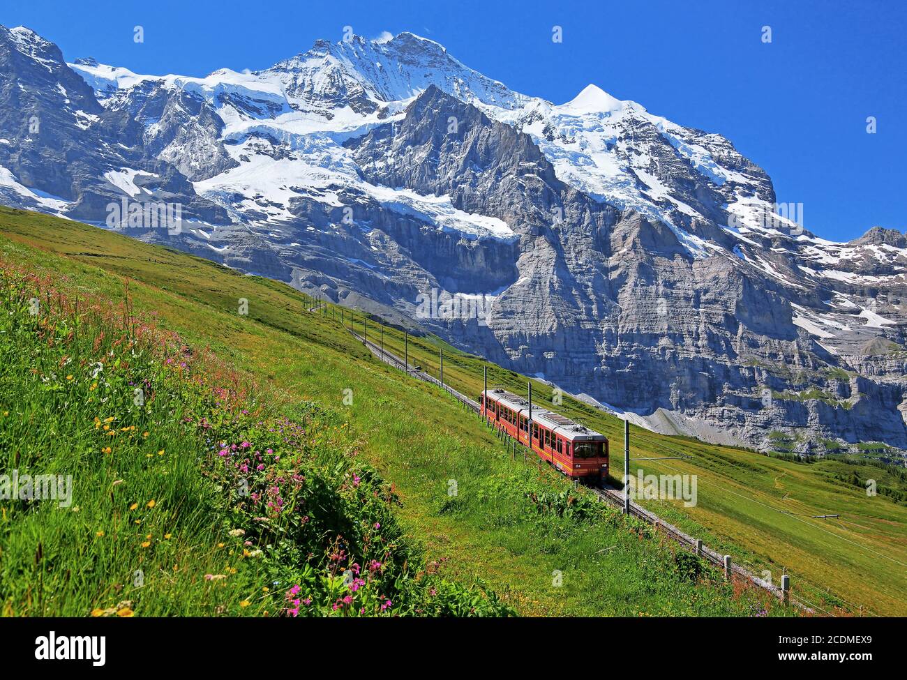 Jungfraubahn in der Kleinen Scheidegg vor dem Jungfrau-Massiv, UNESCO ...
